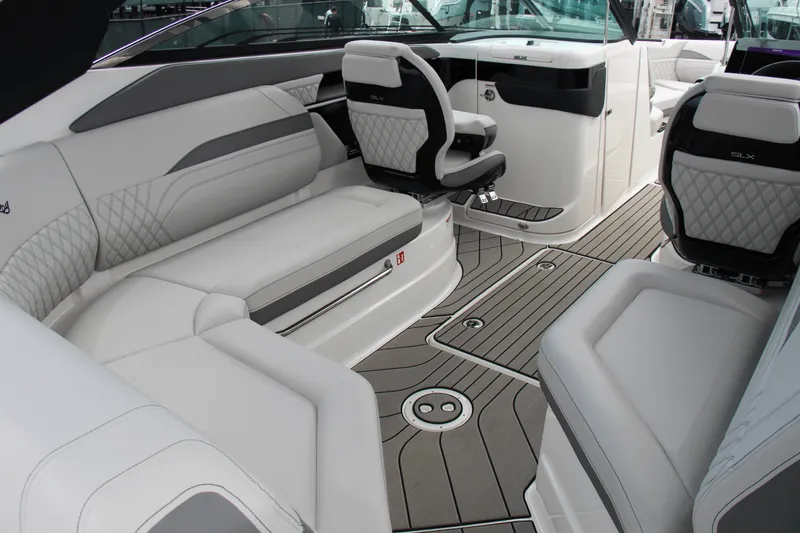 Slide: The Image of Sea Ray SLX 260 Outboard 2025 - 19
