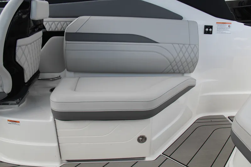 Slide: The Image of Sea Ray SLX 260 Outboard 2025 - 22