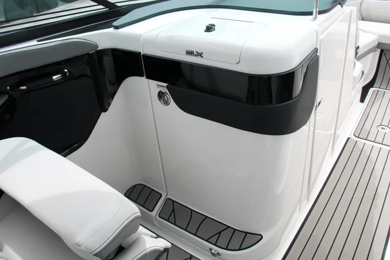 Slide: The Image of Sea Ray SLX 260 Outboard 2025 - 23
