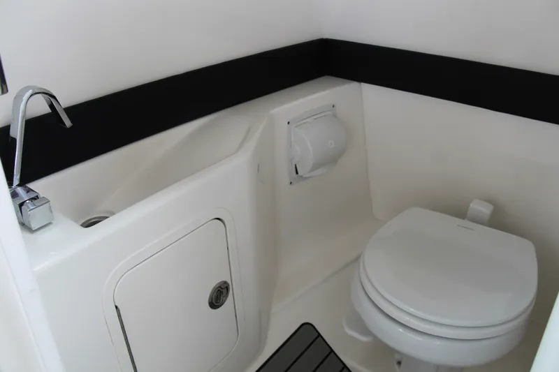 Slide: The Image of Sea Ray SLX 260 Outboard 2025 - 24