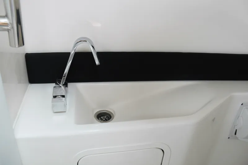 Slide: The Image of Sea Ray SLX 260 Outboard 2025 - 25