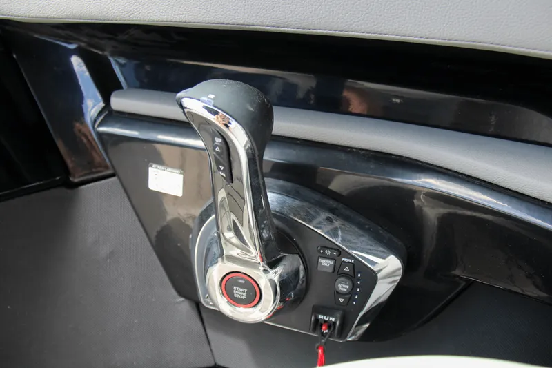 Slide: The Image of Sea Ray SLX 260 Outboard 2025 - 30