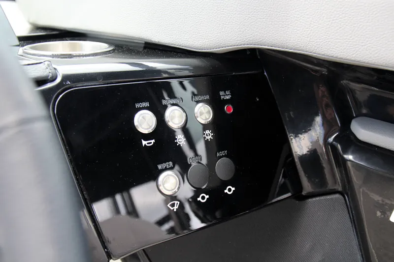 Slide: The Image of Sea Ray SLX 260 Outboard 2025 - 31