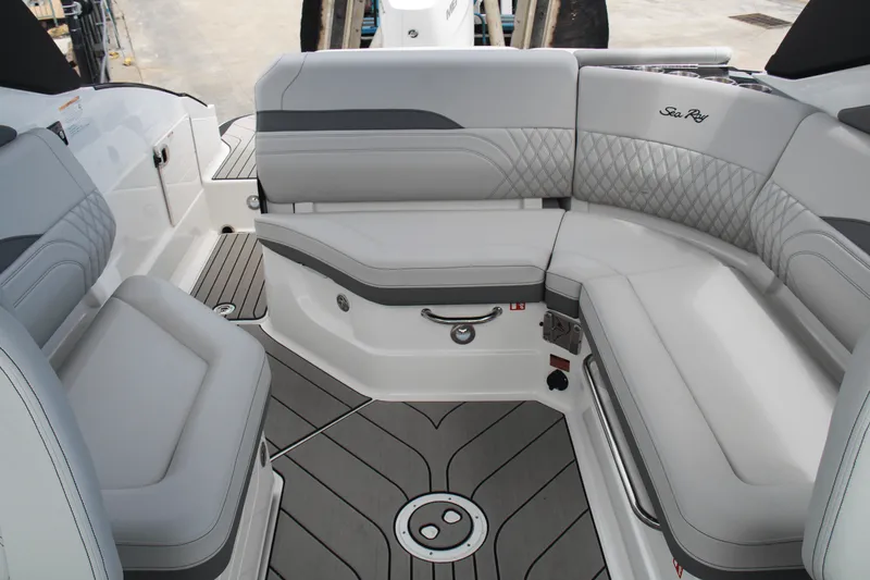 Slide: The Image of Sea Ray SLX 260 Outboard 2025 - 32