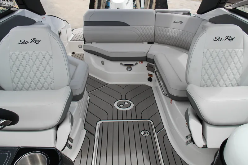 Slide: The Image of Sea Ray SLX 260 Outboard 2025 - 33