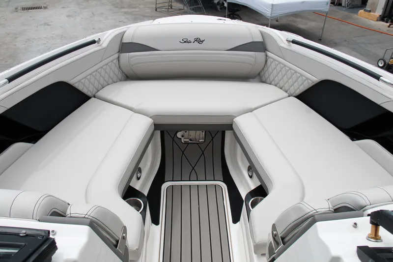 Slide: The Image of Sea Ray SLX 260 Outboard 2025 - 34