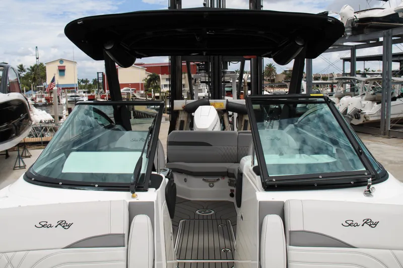 Slide: The Image of Sea Ray SLX 260 Outboard 2025 - 36