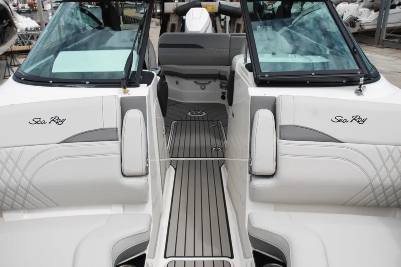 Slide: The Image of Sea Ray SLX 260 Outboard 2025 - 37