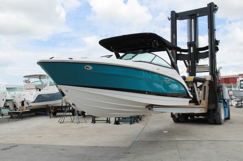 Slide: The Image of Sea Ray SLX 260 Outboard 2025 - 4