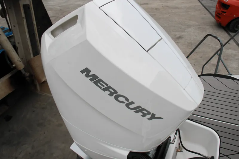 Slide: The Image of Sea Ray SLX 260 Outboard 2025 - 9