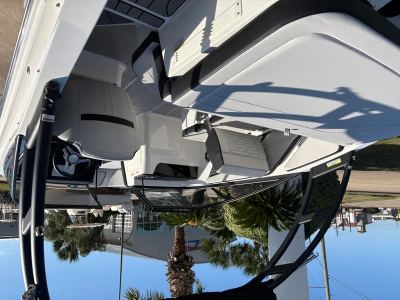 Slide: The Image of Sea Ray SPX 190 Outboard 2025 - 2