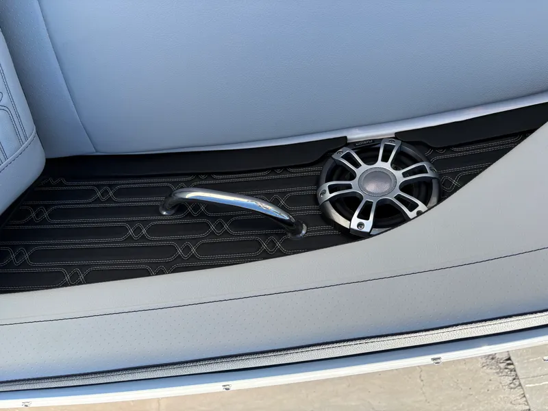 Slide: The Image of Sea Ray SPX 190 Outboard 2025 - 6