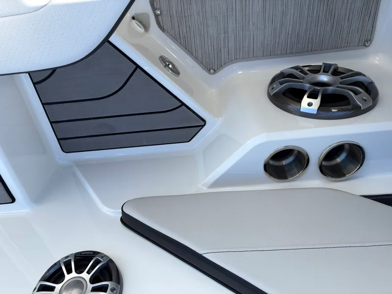 Slide: The Image of Sea Ray SPX 190 Outboard 2025 - 7