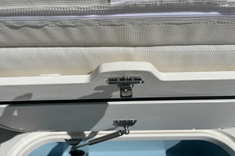 Slide: The Image of Boston Whaler 210 Vantage 2025 - 10