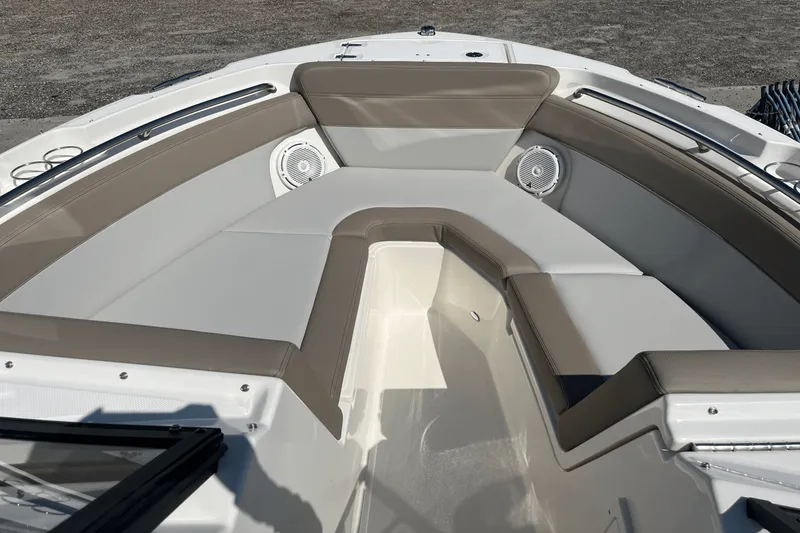 Slide: The Image of Boston Whaler 210 Vantage 2025 - 11