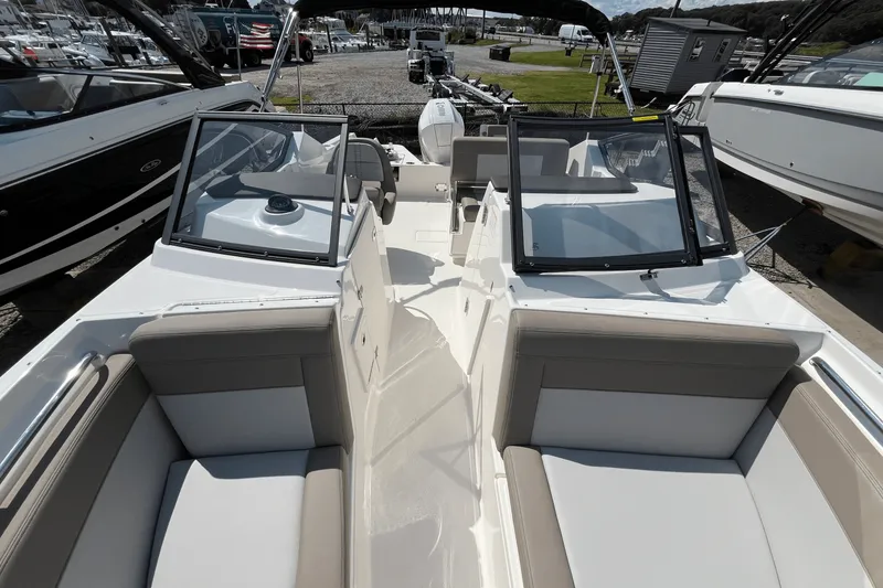Slide: The Image of Boston Whaler 210 Vantage 2025 - 12