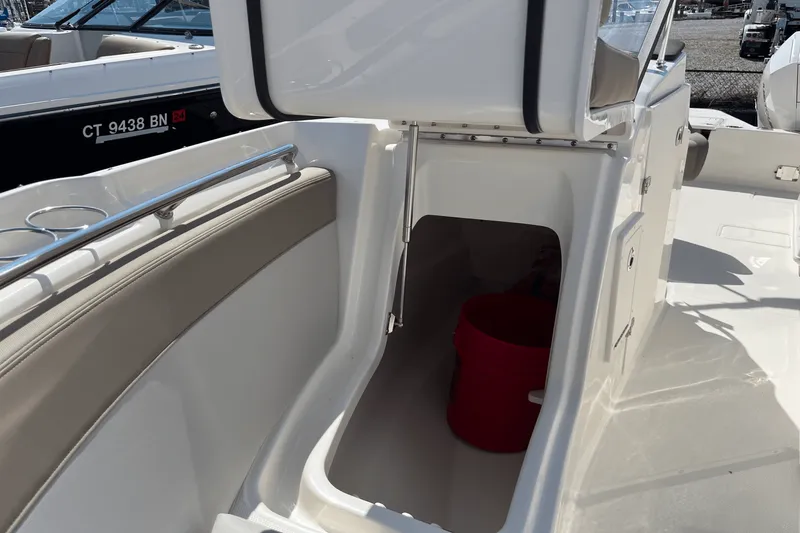 Slide: The Image of Boston Whaler 210 Vantage 2025 - 13