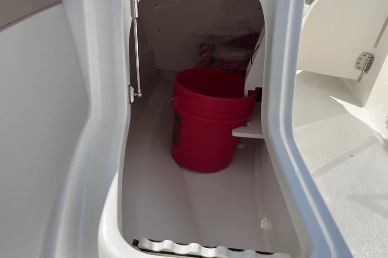 Slide: The Image of Boston Whaler 210 Vantage 2025 - 14