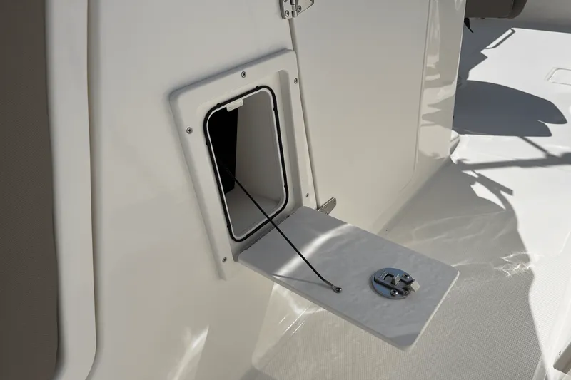 Slide: The Image of Boston Whaler 210 Vantage 2025 - 15