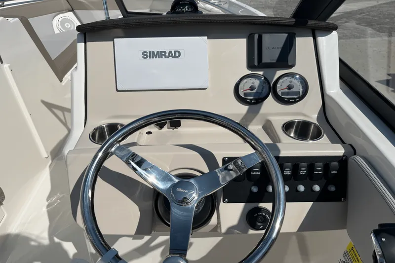 Slide: The Image of Boston Whaler 210 Vantage 2025 - 16