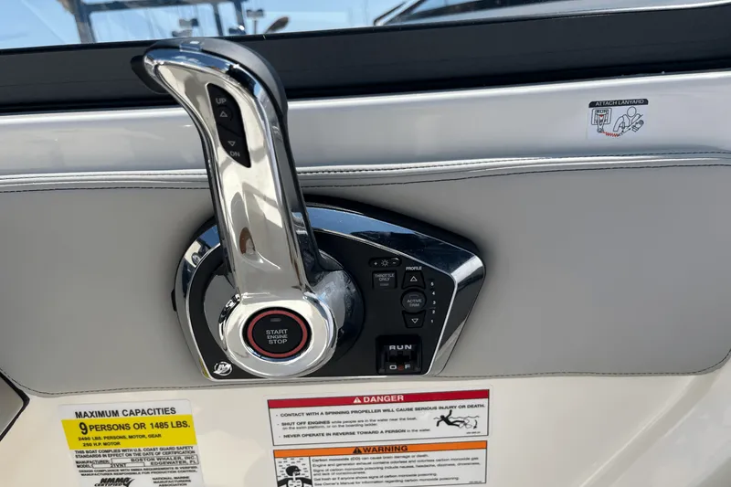 Slide: The Image of Boston Whaler 210 Vantage 2025 - 18