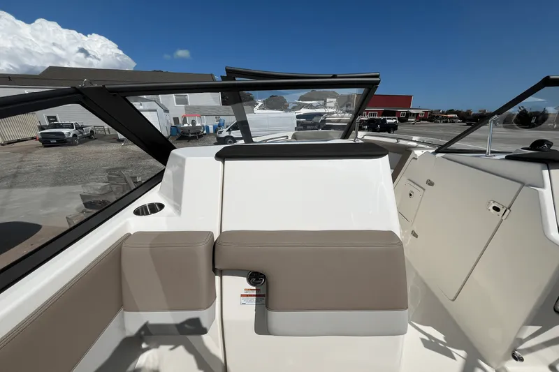Slide: The Image of Boston Whaler 210 Vantage 2025 - 19