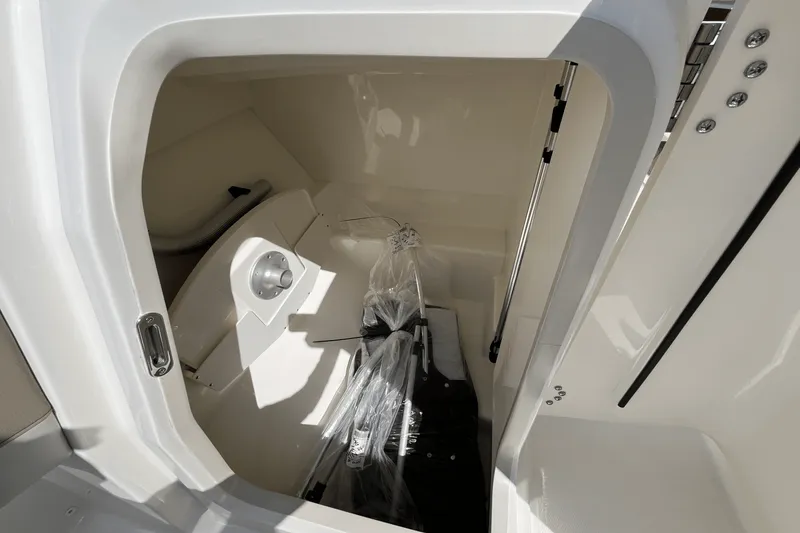 Slide: The Image of Boston Whaler 210 Vantage 2025 - 20