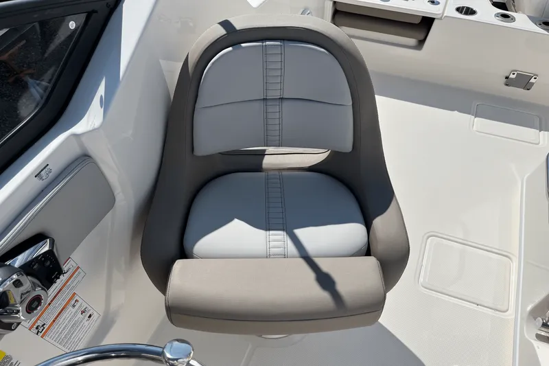 Slide: The Image of Boston Whaler 210 Vantage 2025 - 21