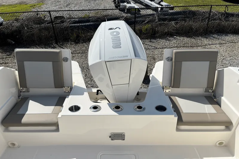 Slide: The Image of Boston Whaler 210 Vantage 2025 - 5