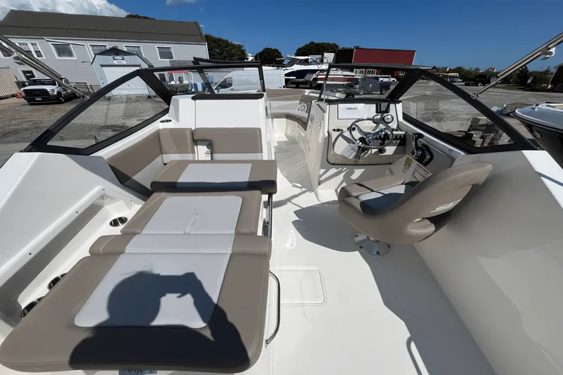 Slide: The Image of Boston Whaler 210 Vantage 2025 - 6