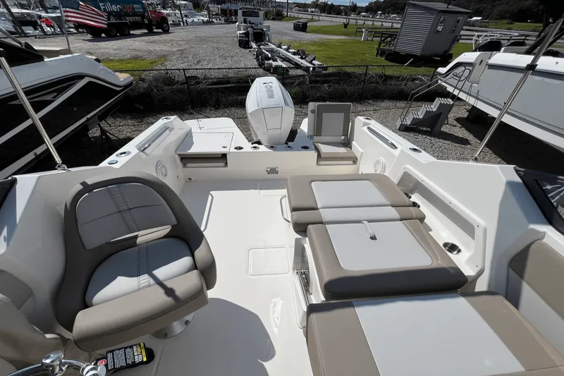 Slide: The Image of Boston Whaler 210 Vantage 2025 - 7