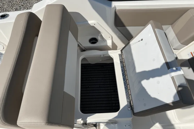 Slide: The Image of Boston Whaler 210 Vantage 2025 - 8