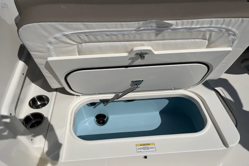 Slide: The Image of Boston Whaler 210 Vantage 2025 - 9