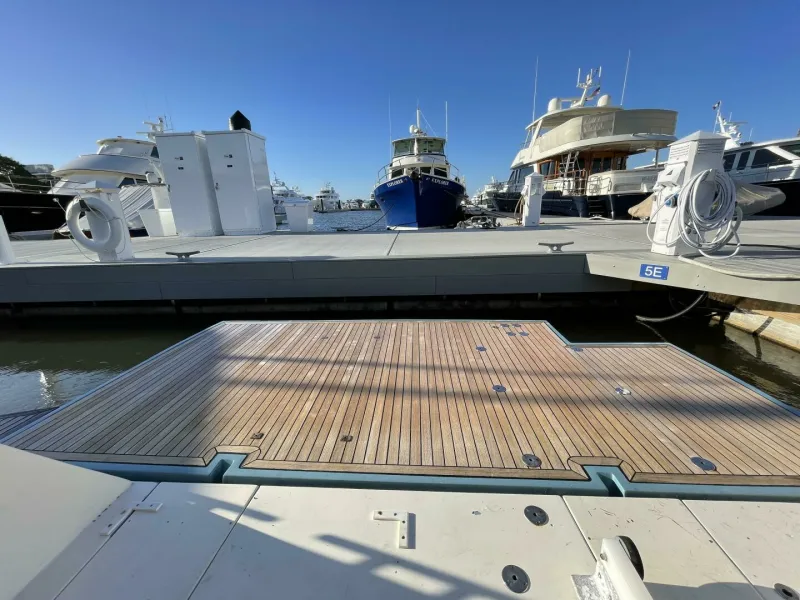 Slide: The Image of Mochi Craft 74' Dolphin "Ce Lu" 2006 - 32