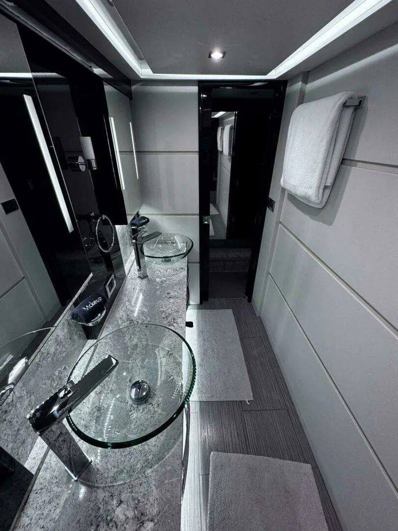 Slide: The Image of Sea Ray L650 Fly "Jeanne Rose" 2018 - 30