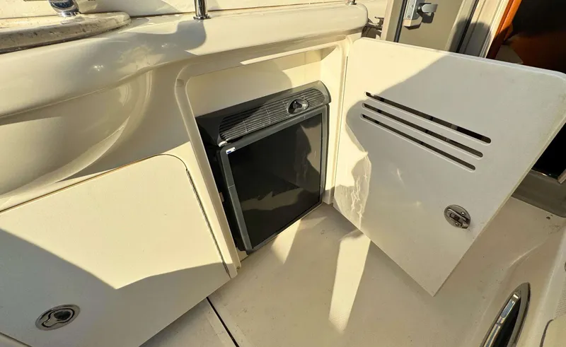 Slide: The Image of Sea Ray 38 SUNDANCER - 10