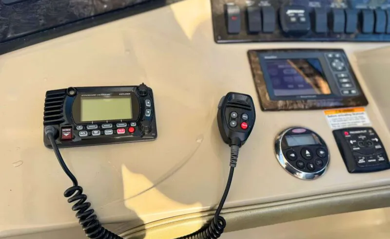 Slide: The Image of Sea Ray 38 SUNDANCER - 19