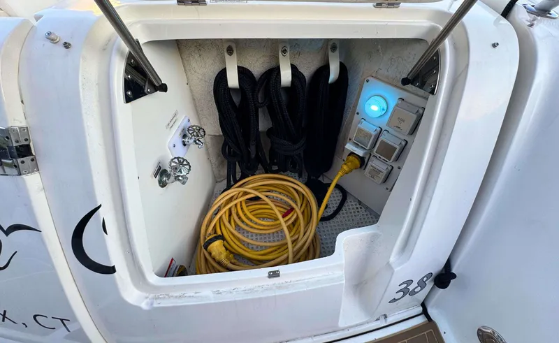 Slide: The Image of Sea Ray 38 SUNDANCER - 58