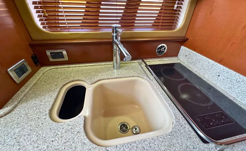 Slide: The Image of Sea Ray 38 SUNDANCER - 30