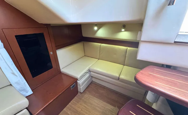 Slide: The Image of Sea Ray 38 SUNDANCER - 31