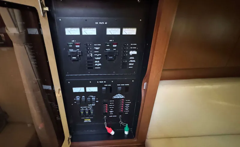 Slide: The Image of Sea Ray 38 SUNDANCER - 36