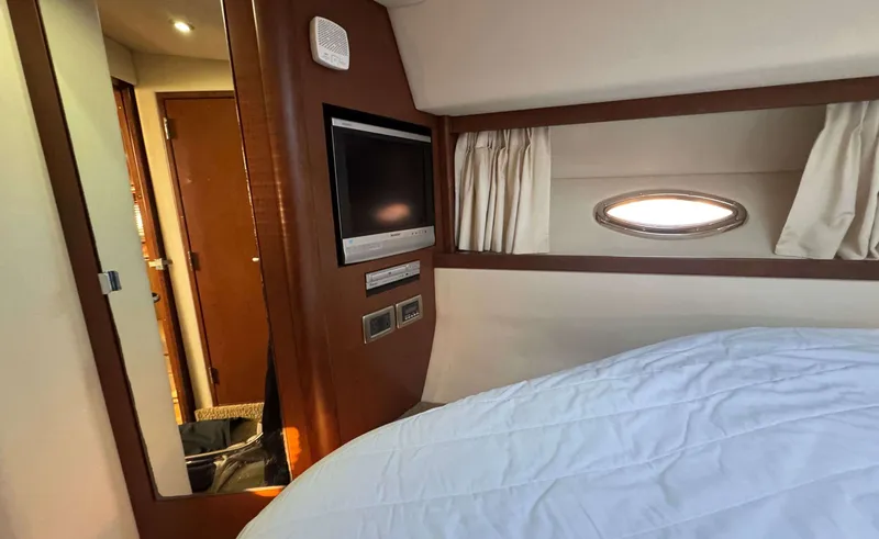 Slide: The Image of Sea Ray 38 SUNDANCER - 41