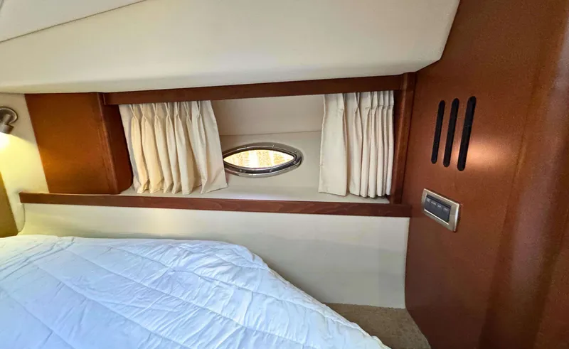 Slide: The Image of Sea Ray 38 SUNDANCER - 45