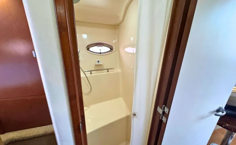 Slide: The Image of Sea Ray 38 SUNDANCER - 47