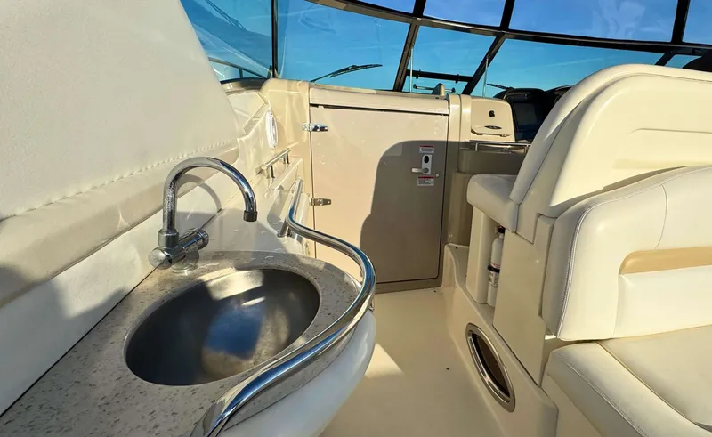 Slide: The Image of Sea Ray 38 SUNDANCER - 12