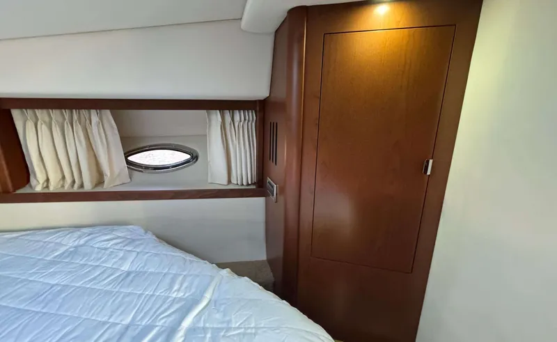 Slide: The Image of Sea Ray 38 SUNDANCER - 43