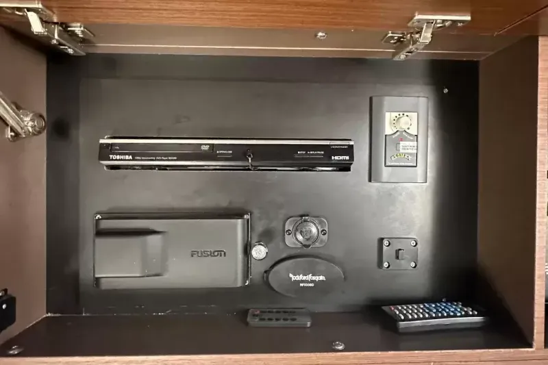 Slide: The Image of Sea Ray 410 SUNDANCER - 32