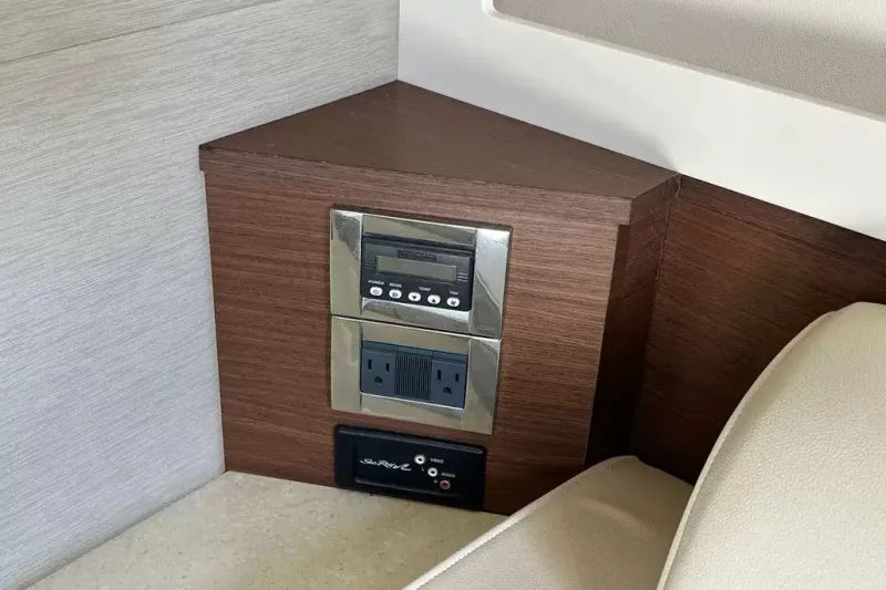 Slide: The Image of Sea Ray 410 SUNDANCER - 35