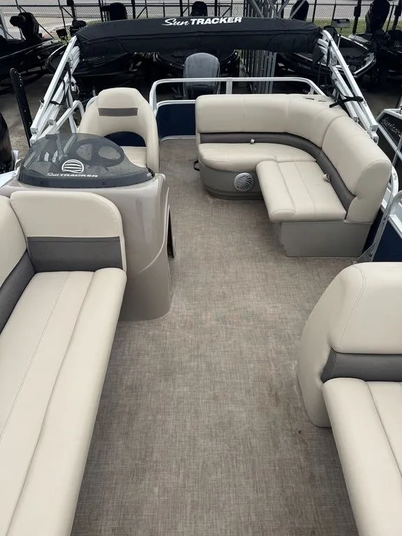 Slide: The Image of Sun Tracker Party Barge® 18 DLX 2022 - 7