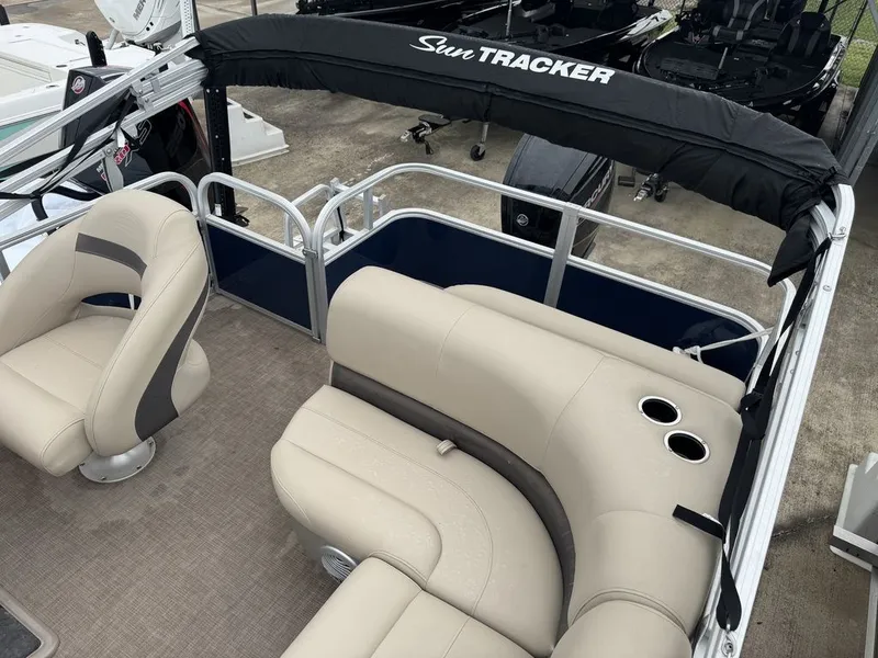 Slide: The Image of Sun Tracker Party Barge® 18 DLX 2022 - 9